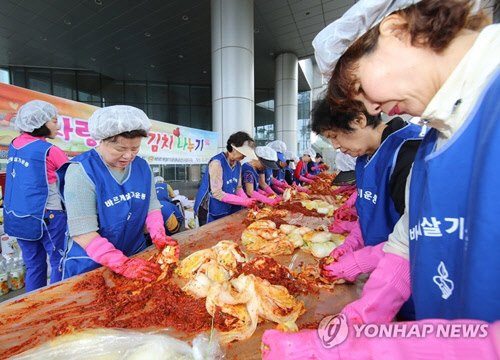 지난 6월 8일 오전 서울 금천구청 광장에서 바르게살기운동협의회 회원들이 지역 어르신들에게 전달할 김치를 담그고 있다   이날 담근 김장 김치 500상자는 지역 내 홀몸 어르신 등 어려운 가정에 전달됐다.  <서울 금천구 제공/연합뉴스>